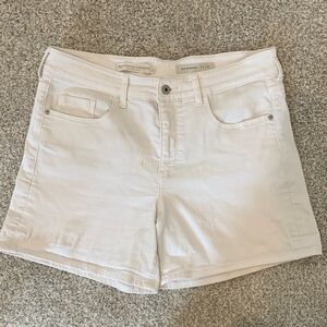 Pilcro & the Letterpress Anthropologie White denim shorts slim boyfriend Size 32